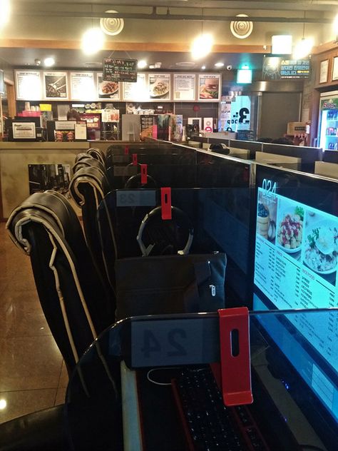 Korean Internet Cafe, Pc Cafe Korea, Gaming Cafe Aesthetic, Internet Cafe Aesthetic, Internet Cafe Design, Playing Valorant, Gaming Cafe, Cafe Seoul, Pod Hotels