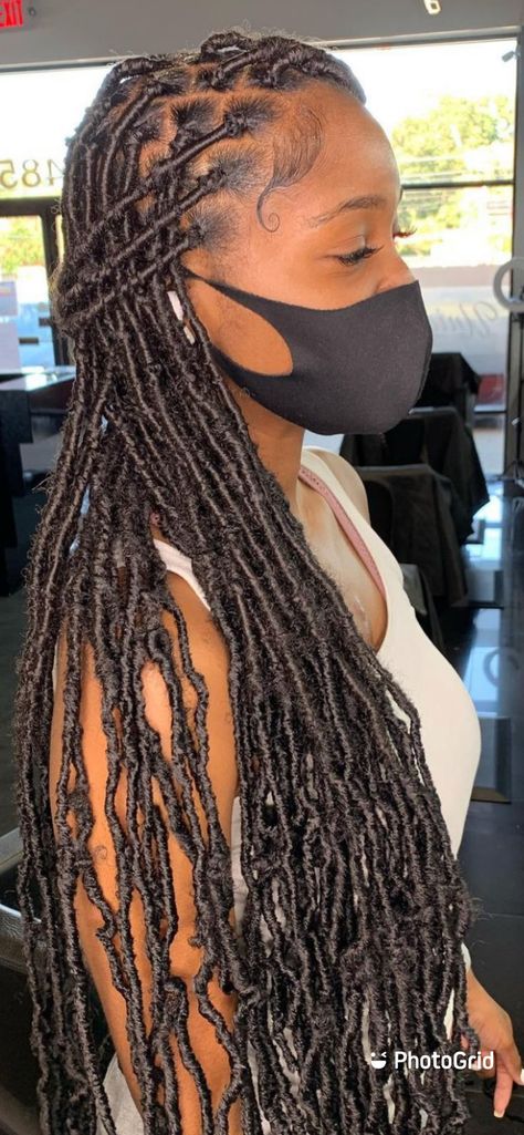 Hairstyles For Fox Locs, Goddess Braids Faux Locs, Baddie Faux Locs, Faux Locs Knotless, Focs Locs Hairstyles Long, Soft Locs With Color Brown, Butterfly Soft Locs Long, Soft Locs Highlights, Hair Styles Locs Long