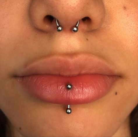 Vertical labret Pretty Lip Piercing, Different Types Of Face Piercings, Piercing Ideas Face Lip, Pretty Piercings Face, Lip Percinings, Face Piercings Ideas, Piercings Ideas Face, Unique Piercings Face, Cute Face Piercings