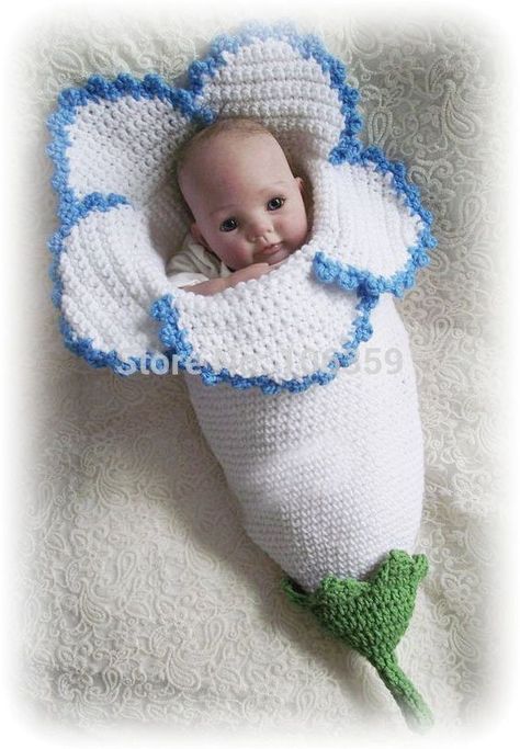 Crochet Baby Cocoon Pattern, Baby Cocoon Pattern, Baby Slaapzakken, Crochet Cocoon, Crochet Baby Cocoon, Newborn Crochet Patterns, Newborn Flower, Crocheted Flower, Baby Cocoon