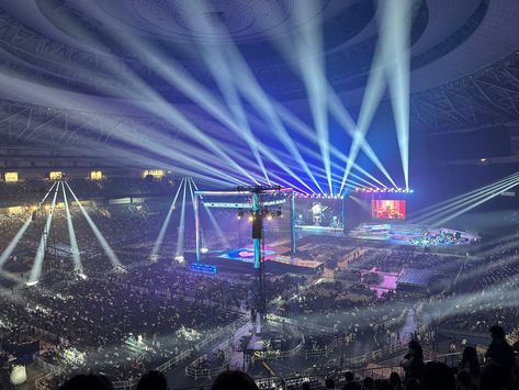 Mama Awards Stage, Award Show Aesthetic, Kpop Award Show, Fame Shifting, Kyocera Dome Osaka, 2022 Mama Awards, Idol Life, Mama Awards, Concert Stage