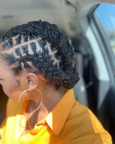 @ronnnni on Instagram: “Yeah I’m back. Happy Saturday. | YT: RahKneeShuh #locs #longlocs #naturalhair #rahkneeshuh #thelocdmovement #thelocdcommunity…” Loc Barrel Twist, Barrel Locs, Microloc Hairstyles, Starter Locks, Locs Starter, Loc Updos, Natural Braid Styles, Natural Bridal Hair, Small Dreads