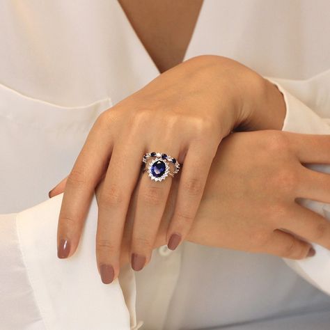 Ocean Blue Ring Set Sapphire Halo Bridal Set Ring Sapphire - Etsy Canada Halo Wedding Rings Sets, Pretty Engagement Rings, Sapphire Engagement Ring Set, Oval Cut Ring, Blue Ring, Wedding Rings Halo, Sapphire Engagement Ring Blue, Bridal Ring Sets, Diamond Simulant