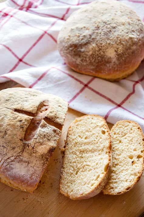 Simple and delicious Italian rustic bread typical of Central Italy but also widely baked in other regions. Very soft and spongy inside with a deep brown crust it’ll conquer you from the first bite. Pagnotta is a perfect fit for soups, bruschetta and of course for a quick bite with a drizzle of extra virgin … Country Bread Recipe, Rustic Loaf, Italian Bread Recipes, Country Bread, Central Italy, Rustic Bread, Loaf Recipes, Quick Bite, Italian Bread