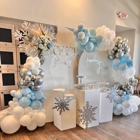 Winter Onederland First Birthday Balloon Arch, Snowflake Backdrop Ideas, Winter Theme Balloon Garland, Ice Decorations Winter, Winter Wonderland Decorations Pink, Snowflake Themed Party, Snowflake Gender Reveal Decorations, Winter Wonderland Theme Baby Shower Boy, Winter Onederland Backdrop Ideas