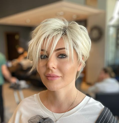 Curling Thick Hair, Layered Pixie Cut, Platinum Blonde Pixie, Choppy Pixie Cut, Stacked Haircuts, Short Choppy Haircuts, Short Sassy Haircuts, Choppy Haircuts, Sassy Haircuts