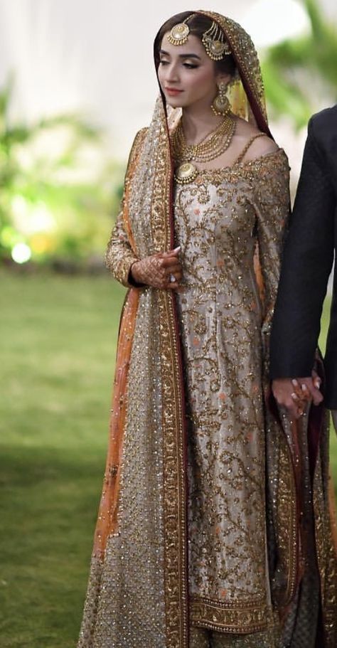 Valima bride wearing dr haroon Dr Haroon Bridal Dresses, Dr Haroon Formals, Dr Haroon Bridal, Dr Haroon, Valima Bride, Pengantin India, Shadi Dresses, Pakistani Formal Dresses, Desi Wedding Dresses