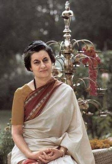 Indra Gandhi Images, Indra Gandhi, Indian Freedom Fighters, Old Film Stars, Iron Lady, Rajiv Gandhi, Simple Saree Designs, Indira Gandhi, Modern Saree