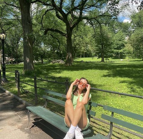 Summer Park Photoshoot, Insta Photo Ideas Spring, Backyard Picture Ideas Instagram, Spring Instagram Pictures Photo Ideas, Park Selfie Ideas, Backyard Instagram Pictures, Park Bench Photoshoot, Botanical Garden Instagram Pictures, Park Outfit Ideas Spring