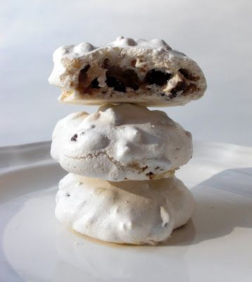 Reykjavik Food, Chocolate Chip Meringue Cookies, Chocolate Meringue Cookies, Iceland Christmas, Low Calorie Chocolate, Meringue Cookie Recipe, Chocolate Meringue, Meringue Cookies, Chocolate Flavors