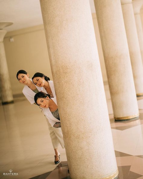 Group Convocation Photography, Graduation Friends Photoshoot, Wisuda Photography, Moodboard Couple, Convocation Photography, Graduation Shoot Ideas, Graduate Photos, Graduation Pose, Photoshoot Graduation