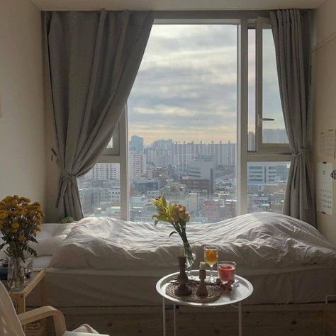 90’s on Twitter: "choose your room… " Apartment View, Dekorasi Kamar Tidur, Apartment Aesthetic, New York Apartment, Aesthetic Rooms, Pretty Room, Dreamy Room, Dream Apartment, City Apartment