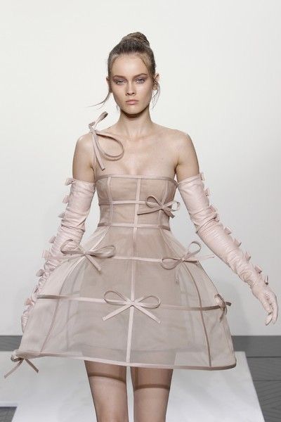 Scrap Fashion, 2010 Runway, Valentino Haute Couture, Runway Outfits, Corset Fashion, Ballet Fashion, Runway Pictures, Fashion Sketches, Couture Fashion