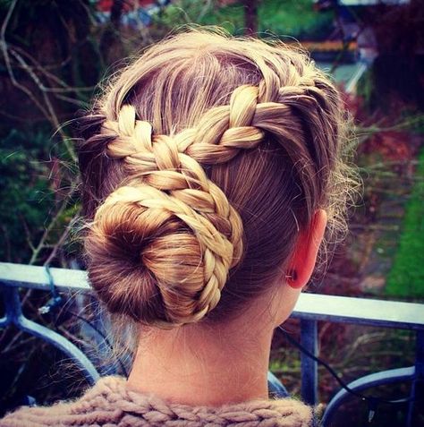 Molote con trenzas. Braid Into Bun, Gorgeous Braids, Braided Hairstyles Updo, Dutch Braid, French Braid, Great Hair, Hair Dos, Gorgeous Hair, Hair Day