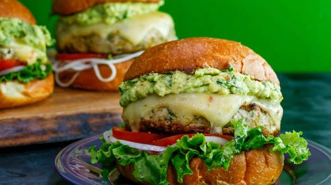 Turkey and Green Chili Burgers with Guacamole Green Chili Burgers, Green Chili Burger, Chili Burgers, Chili Turkey, Chili Burger, Salsa Guacamole, Rachael Ray Recipes, Healthy Burger, Rachel Ray