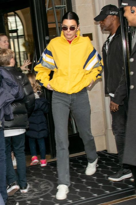 80s Trends, Windbreaker Outfit, 80s Windbreaker, Yellow Windbreaker, Kendall Jenner Street Style, Women's Windbreaker, Oversized Outfit, Kendall Jenner Outfits, Yellow Sweatshirt