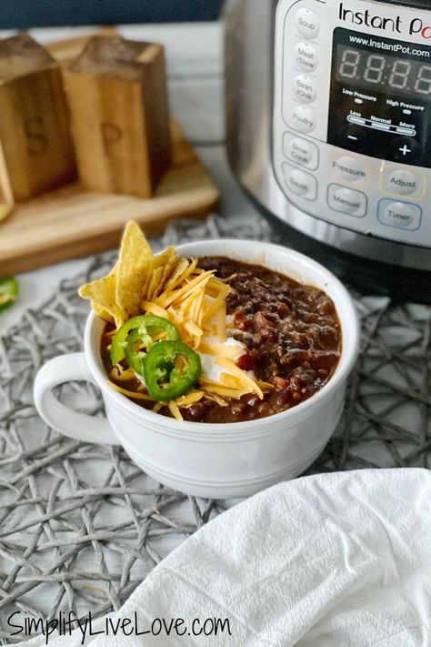 You will love this delicious instant pot chili recipe made w/ dried beans (no soaking!) bacon, and a few hidden veggies. Super easy and because it's all made right in the instant pot, clean up is a breeze! Instant Pot Chili Recipe, Bacon Beans, Sweet Potato Carrot Soup, Recipes For Winter, Dinner Recipes With Chicken, Instant Pot Chili, Meat Chili, Cooking Dried Beans, Pot Lasagna