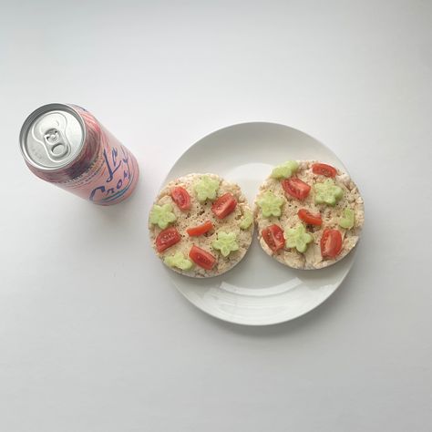 rice cakes, pepper jack wedges, cucumber, cherry tomatoes, cranberry la croix Food Flicks, Meal Inspiration, Healthy Lunch Snacks, Low Cal Recipes, Healthy Food Motivation, Pepper Jack, Calorie Deficit, Small Meals, Food Inspo