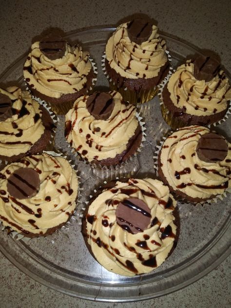 😋😋 REESE'S CUPCAKES😋😋 Homemade Cupcakes Snapchat, Reese's Cupcakes, Eat Time, Pretty Desserts, Food Captions, Homemade Cupcakes, How To Make Cupcakes, Pretty Dessert, Pink Curtains