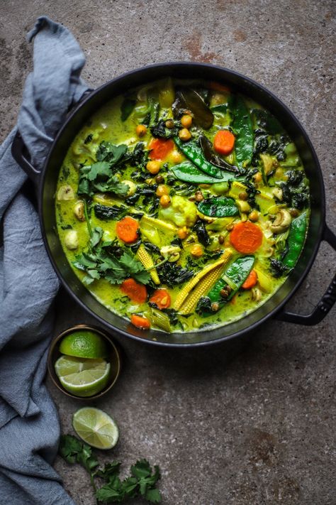 Chickpea and Spinach Thai Green Curry {quick & easy vegan recipe} - food to glow Green Curry Chickpeas, Green Curry Vegetarian, Thai Curry Recipe, Thai Green Curry Recipe, Green Thai Curry, Vegan Thai Curry, Vegan Thai Green Curry, Green Chickpeas, Thai Curry Recipes