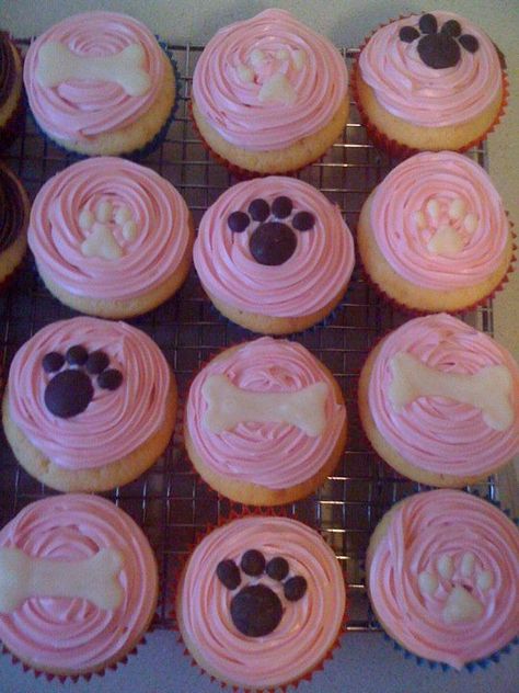 Dog Paw Cupcakes, Dog Party Cupcakes, Puppy Birthday Cupcakes, Puppy Theme Cupcakes, Dog Cupcakes For Kids, Dog Themed Cupcakes, Girl Dog Birthday Party, Puppy Birthday Party Theme, Paw Cupcakes