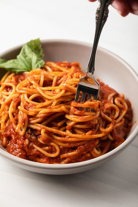 Plain Pasta, Pomodoro Sauce, Best Sauce Recipe, Meat Sauce Recipes, Easy Spaghetti, Simple Green Salad, Vegan Sauces, Fast Easy Meals, Pasta Sauce Recipes