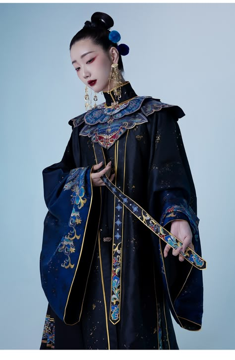 Ming Dynasty Clothing, Women Long Gown, Ming Dynasty Hanfu, Chinese Dynasty, Dynasty Clothing, Golden Horse, Traditional Chinese Clothing, Coat Skirt, Chinese Traditional Clothing