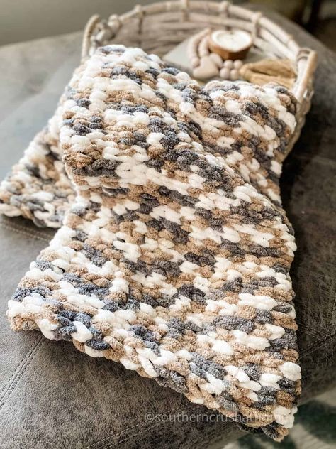 Warm up this winter with a handmade chunky loop knit blanket! This easy crochet pattern is perfect for beginners and only takes a few hours to make. #southerncrushathome #chunkyblanketdiy Chunky Blanket Diy, Chunky Knit Blanket Pattern, Chunky Yarn Blanket, Diy Tulle, Chunky Crochet Blanket, Crochet Blanket Pattern Easy, Hand Knit Blanket, Easy Crochet Blanket, Knitted Blanket