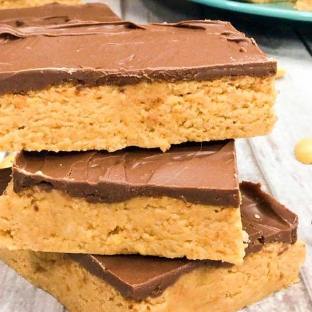 Peanut Butter Bars Stacked on top of each other Tandy Cake, Butter Bars Recipe, Yummy Bars, Peanut Butter Bars Recipe, Bars And Squares, Cooking For 2, Butter Bar, Butter Bars, Peanut Butter Bars