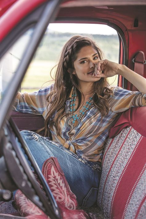 Cowgirls Hairstyles, Western Photo Shoots, Western Photoshoot, Cowgirl Pictures, Western Photo, Western Photography, Looks Country, A Truck, Raw Denim