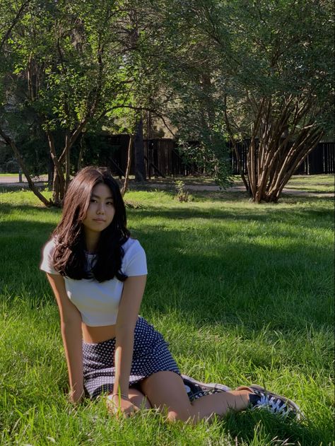 Park Portraits Photo Ideas, Sitting Poses Aesthetic, Photo Pose In Garden, Poses In A Garden, Park Pictures Ideas, Garden Photography Poses, Sitting On Grass Poses, Park Aesthetic Photoshoot, Sitting In Grass Poses