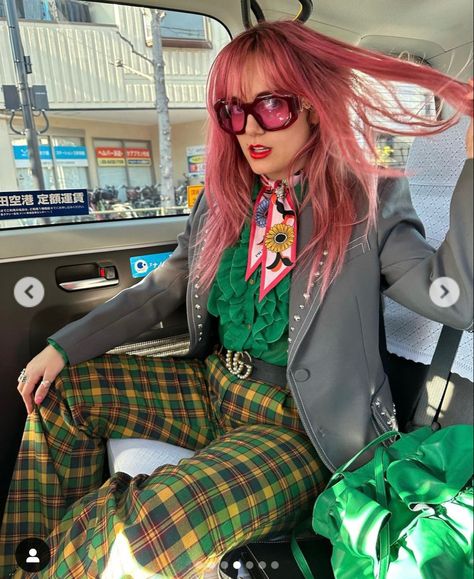 Florence Given Outfit, Florence Given Style, Quirky Fashion Aesthetic, Florence Given, Quirky Fashion, Funky Fashion, Plaid Pants, Mode Vintage, Facebook Group