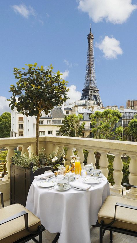 Shangri La Paris, Hotels In France, Stunning Hotels, France Aesthetic, Shangri La Hotel, Hotel Entrance, Paris Luxury, Most Luxurious Hotels, Paris Tours