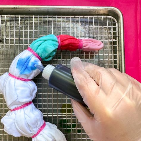 Tie Dye Step By Step, Bullseye Tie Dye, Tie Dye Patterns Tutorials, Tie Dye Steps, How To Tie Dye, Tie Dye Diy, Dye Colors, Tie Dye Pattern, Squeeze Bottles