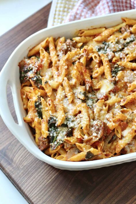 Cheesy Beef & Kale Pasta Bake This cheesy ground beef pasta recipe is the perfect weeknight meal and is so delicious! Veggie Taco Salad, Gf Dinners, Casserole With Ground Beef, Spinach Pasta Bake, Ground Beef Pasta Recipes, Cheesy Pasta Bake, Beef Pasta Recipes, Veggie Pasta Salad, Great Dinner Recipes