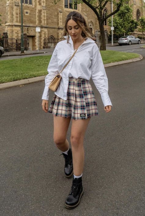 Pleated Mini Skirt Outfit Summer, Pattern Skirt Outfit, Checkered Skirt Outfit, Checked Skirt Outfit, Tartan Skirt Outfit, Pleated Mini Skirt Outfit, Mini Skirts Outfits Summer, Skirt Outfit Summer, Tartan Mini Skirt