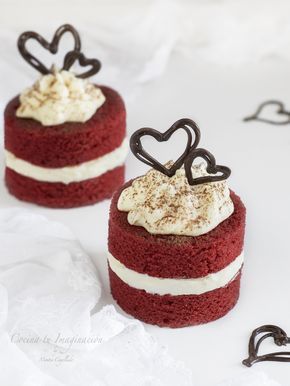 Bizcocho red velvet con crema de queso al chocolate blanco Red Velvet Cakes, Mini Patisserie, Gourmet Pastries, Mini Sweets, Velvet Cakes, Velvet Cheesecake, Mini Torte, Tiny Cakes, Red Velvet Cheesecake