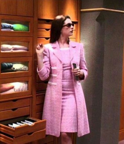 Mia Thermopolis, Princess Diaries 2, Princess Halloween Costume, Princess Diaries, Movies Outfit, Royal Engagement, Movie Fashion, Anne Hathaway, Pink Outfit