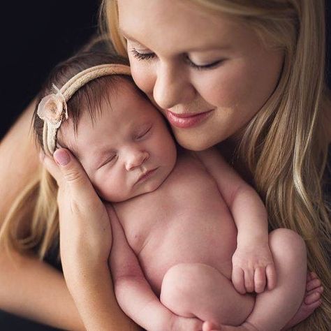 Diy Newborn Photography, Mother Baby Photography, Foto Newborn, Newborn Photography Boy, Baby Pictures Newborn, Newborn Family Photos, Newborn Photography Poses, Newborn Baby Photoshoot, Baby Poses