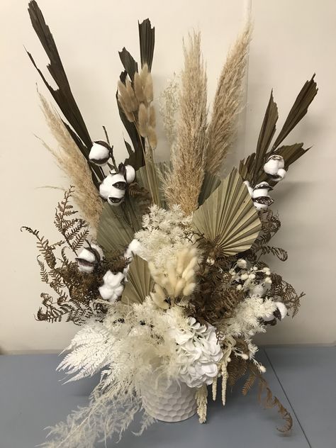 Modern Flower Vase, Christmas Bouquet, Christmas Floral Arrangements, Rustic Wedding Diy, Green Decor, Pampas Grass, Natural Tones, Christmas Floral, How To Preserve Flowers