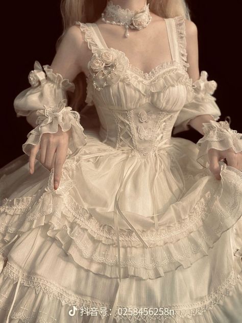 White Academia, Victorian Dress Gown, Era Victoria, Gaun Abad Pertengahan, Fairytale Gown, Fairy Tale Wedding Dress, Aesthetic Dress, Pretty Wedding Dresses, Old Fashion Dresses