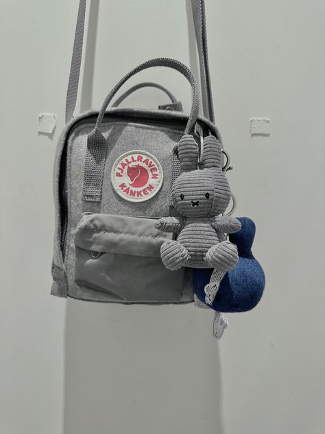 #kanken #kankensling #miffy #bag #minimalist #koreanstyle #japanesefashion #fashion #nintje #grey #aestheticwallpaper #widget Miffy Bag, Kanken Sling Bag, Kanken Sling, Pretty Tote Bags, Bag Minimalist, Cute Purses, Fjallraven Kanken, Street Style Outfit, My Vibe