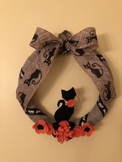 Door Ideas Halloween, Cat Wreath Diy, Christmas Cat Wreath Diy, Halloween Wreaths Diy, Wreath With Cat, Halloween Wreath Diy Tutorials, Black Cat Wreaths For Front Door, Mickey Halloween Wreath, Black Cat Mesh Wreath Diy