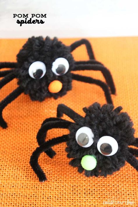 Spiders For Halloween, Pom Pom Spiders, Halloween Yarn, Pom Pom Animals, Pom Pom Tree, Pom Crafts, Diy Pom Poms, Spider Crafts, Pom Pom Rug