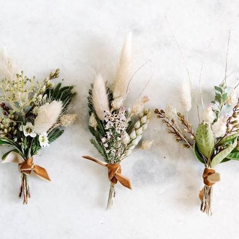 Neutral and textured boutonnieres, one of our favorite floral details! Fall Boutonnieres, Fall Wedding Flowers, Boutonniere Wedding, Wedding Boho, Deco Floral, October Wedding, Popular Wedding, Fall Flowers, Grasses