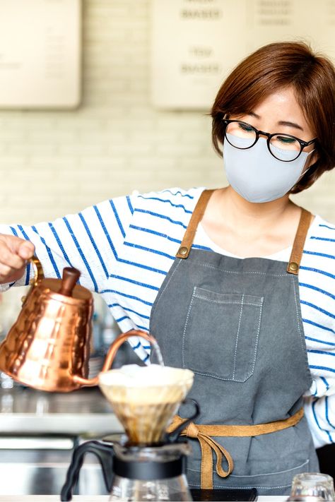 Korean barista in face mask pouring drip coffee at cafe in new normal | free image by rawpixel.com / HwangMangjoo Korean Barista, Barista Outfits, Pouring Coffee, Spoon Ceramic, Cafe Barista, Barista Apron, Wearing Mask, Coffee Barista, Mugs Gift