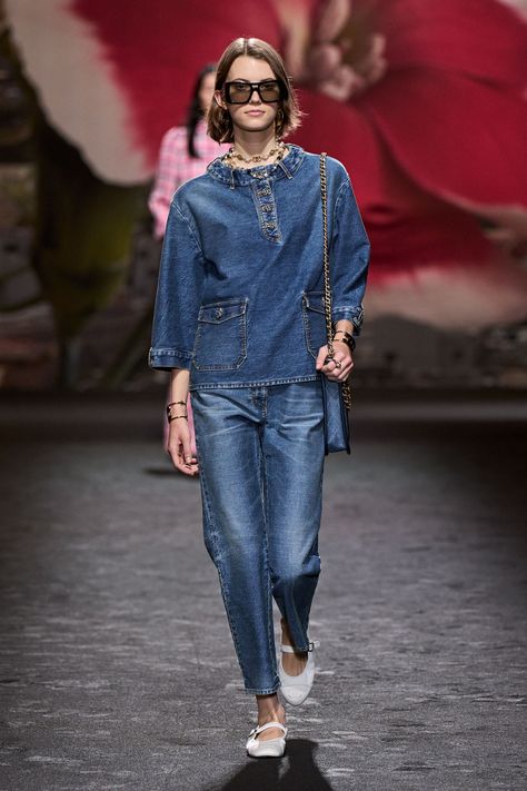 Chanel SS2024 Spring Fashion Dresses, Moda Denim, Look Casual Chic, Mode Chanel, Spring Fashion Casual, Chanel Spring, Spring Fashion Outfits, Spring Fashion Trends, Fashion 2020