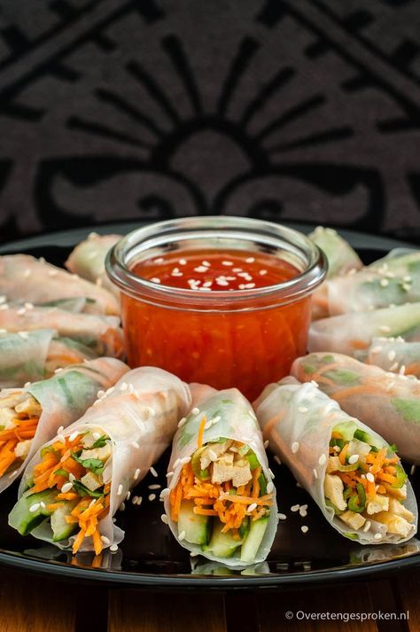 Springrolls - Gezonde en lichte variant van de gefrituurde loempia. Naar keuze te vullen met diverse groenten, rauwkost, vlees, vis, ei en/of noodles. Easy Healthy Lunch Recipes, Vegetable Spring Rolls, Snacks Für Party, Lunch Snacks, Spring Rolls, Easy Healthy Recipes, Food For Thought, Asian Recipes, Food Inspiration