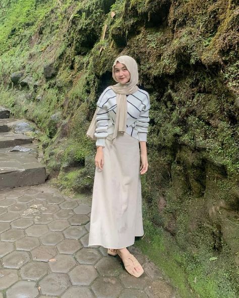 Pastel Hijab Outfit, Ootd Sandal, Outfit Hijab Casual Rok, Hijab Office, Style Hijab Casual, Modern Fashion Outfits, Ootd Poses, Outfit Hijab Casual, Ootd Hijab Casual