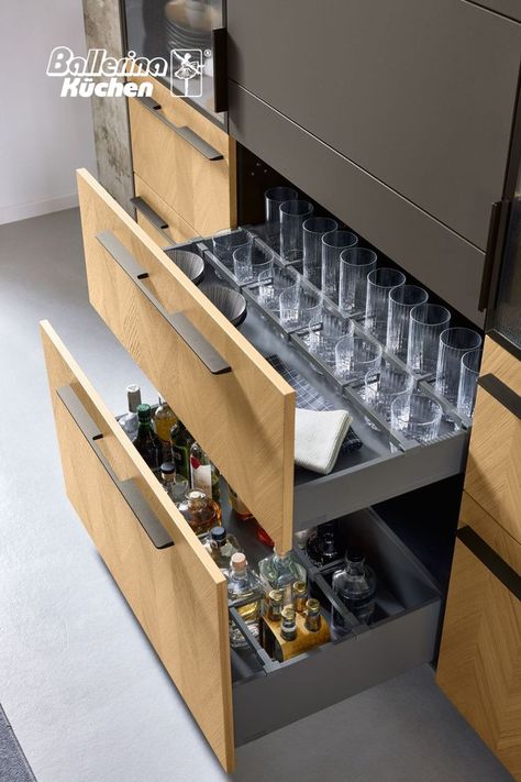 Discover clever storage space solutions that can be flexibly adapted to your needs. The house bar and the cupboards underneath offer optimum space for glasses and fine alcoholic beverages. Basement Redesign, Alcohol Cabinet, Alcohol Storage, Drinks Station, Kitchen Organiser, Glass Cupboard, Bar Drawer, Home Bar Areas, Bar Cabinets